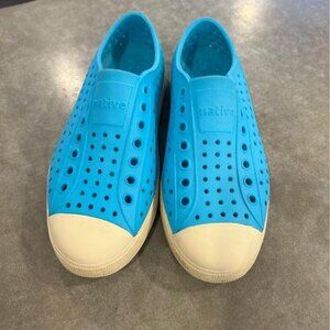 NATIVES! Womans size 6, men’s size 4. Excellent condition. Waterproof.
